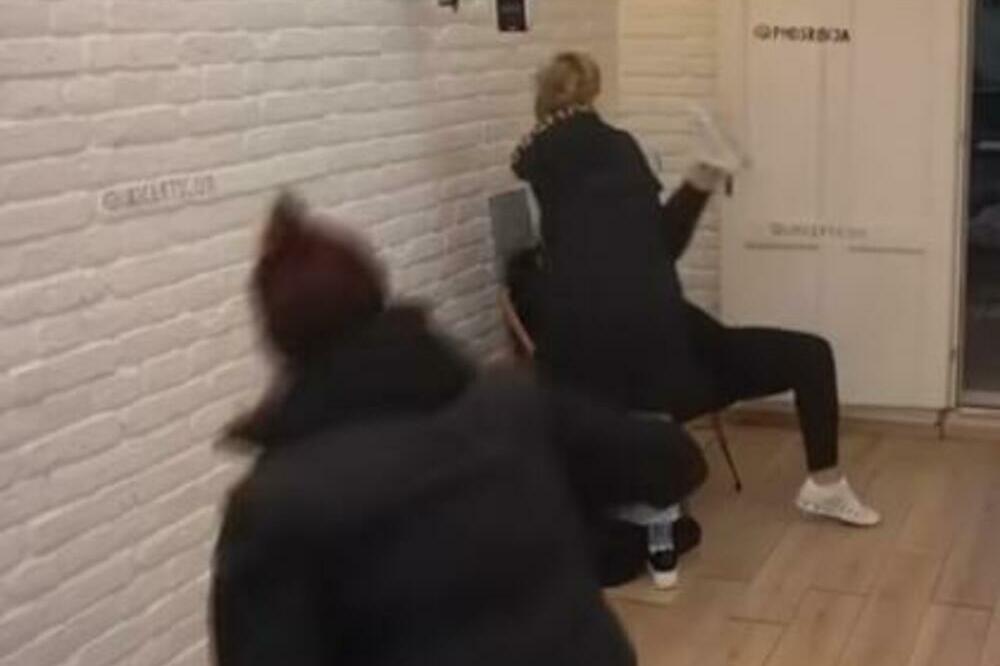 POJAVIO SE SNIMAK U KOM MILJANA NASRĆE KAMENOM: Uznemirujuća scena nije za one sa SLABIM STOMAKOM