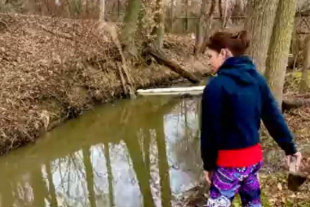 ŽENA JE BACILA DRVO U POTOK, A TADA JE ISPLIVALO NEŠTO UŽASNO: Ovaj snimak prestravio je milione ljudi (VIDEO)