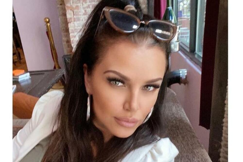 O OVU SRPKINJU SE OTIMAJU MUŠKI ČASOPISI, A U SRBIJI NIKO NE ZNA KO JE: Slika se bolje od Pamele Anderson (FOTO)