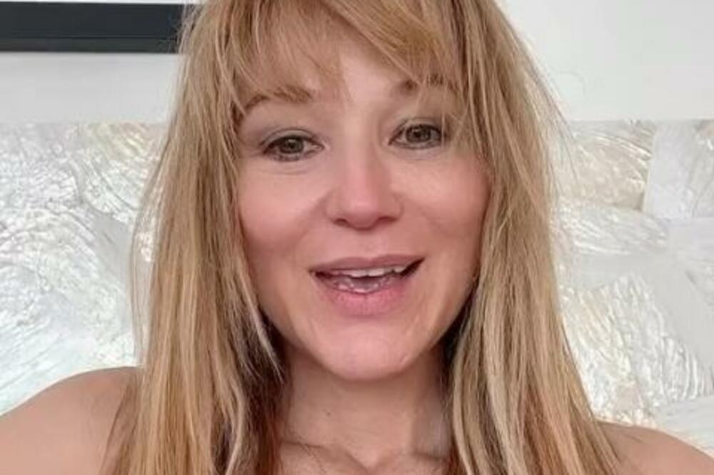 BILA JE POZNATA PEVAČICA, A SAD NEMA NI ZA KOMAD HLEBA: Kada je saznala ko ju je OPLJAČKAO, pala je u STANJE ŠOKA