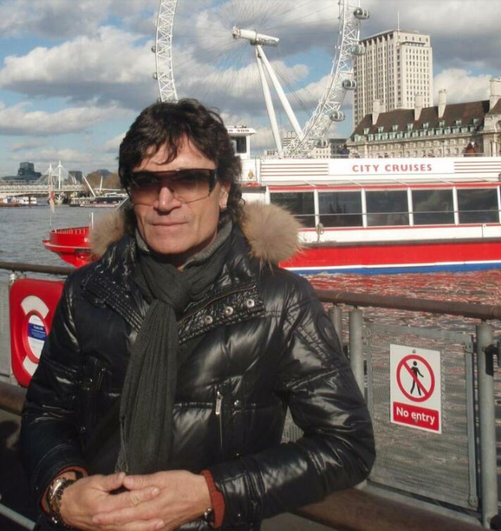 Pevač je pre nekoliko dana otišao u bolnicu zbog bolova u leđima i tamo mu je postavljena dijagnoza i od tada je na bolničkom lečenju.