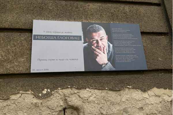 U OVOJ ZGRADI NA DORĆOLU JE ŽIVEO NEBOJŠA GLOGOVAC: Fasada je skroz ORONULA, prizor da vam SRCE PREPUKNE (FOTO)