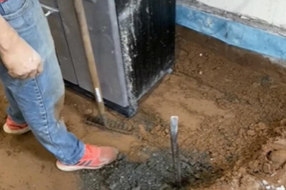 RENOVIRAO JE KUĆU, A ONDA JE PRIMETIO RUPU: Zavukao je ruku, pa je usledio ŠOK! Otkrio je VELIKU TAJNU (FOTO)