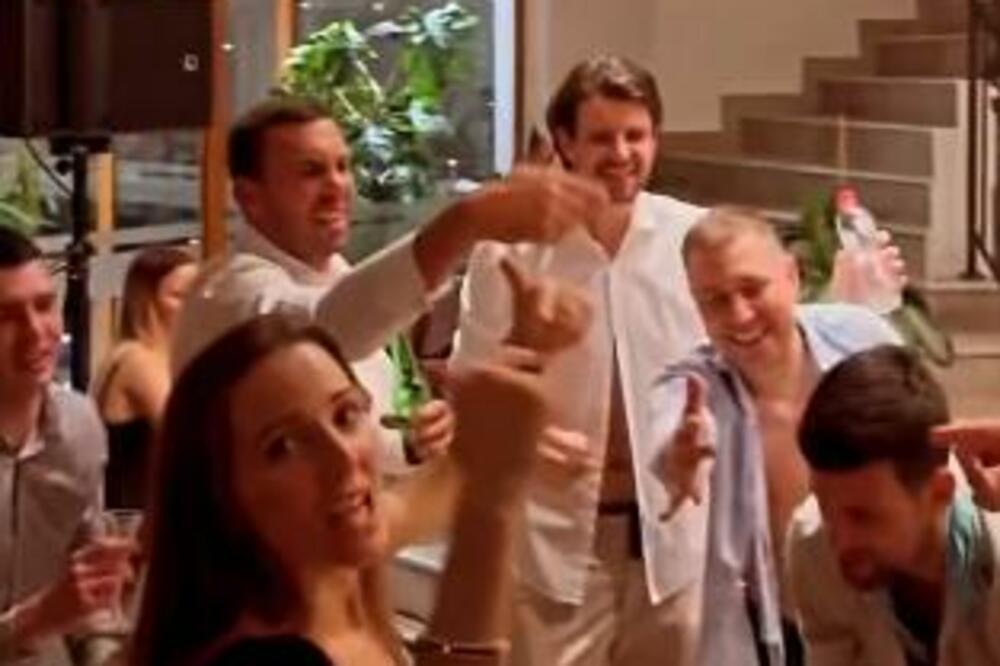 HIT SNIMAK SA SLAVLJA ĐOKOVIĆA: Nole u transu sa 3 podignuta prsta, Marko nateže flašu, a tek Jelena... (VIDEO)
