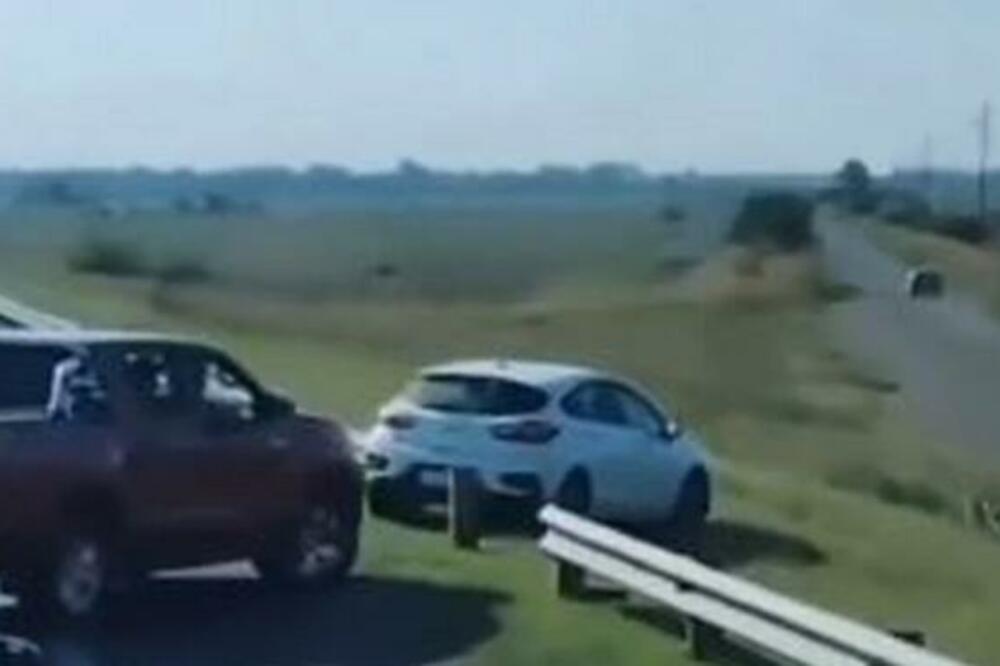 OVO SAMO SRBI MOGU: Napravila se gužva, a oni USRED auto-puta napravili sebi obilaznicu! Neverovatno! (VIDEO)
