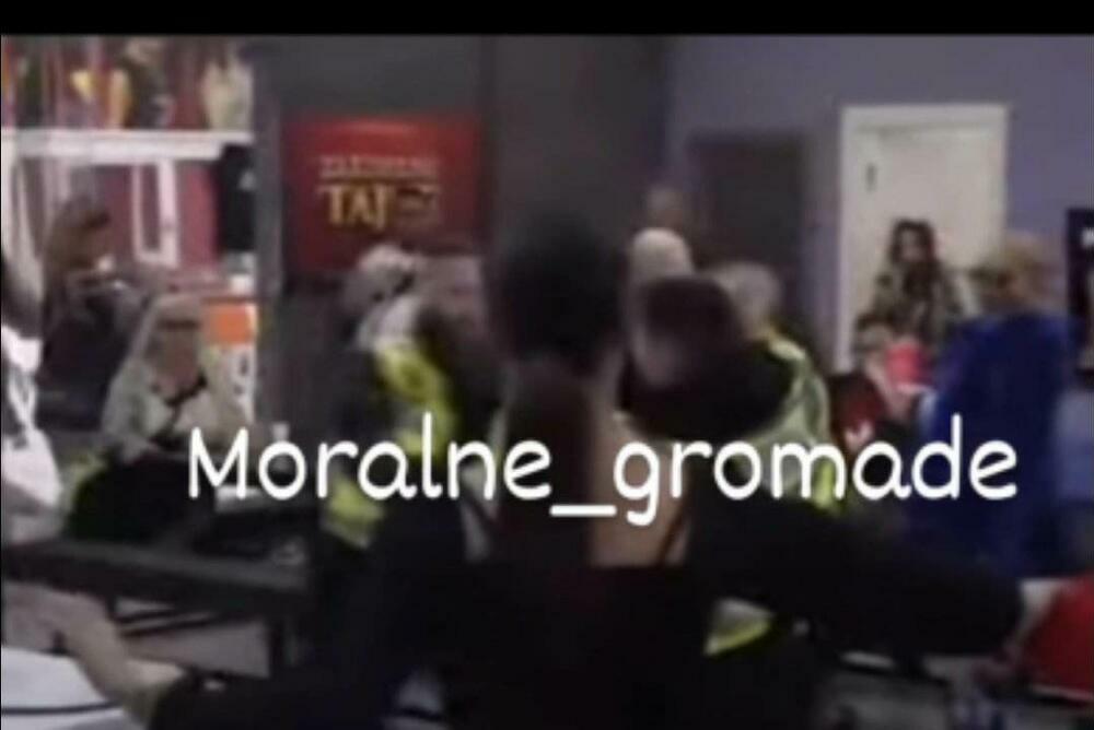 Anđela je pokušala sve vreme da ga smiri nakon čega joj je zapretio, a obezbeđenje ga je jedva držalo.