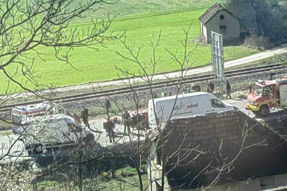 PRVE SLIKE TEŠKE NESREĆE KOD POŽEGE: Vatrogasci iz UNIŠTENOG vozila izvlače TROJE POVREĐENIH (FOTO)