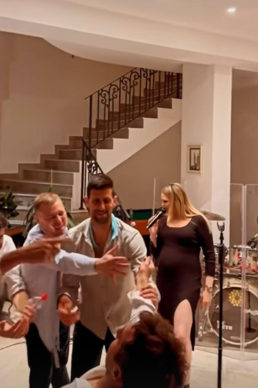 Marija se na proslavi pojavila sa svojim izabranikom, a iako je u poodmakloj trudnoći, stomak do zuba je nije sprečio da pusti glas i prisutne baci u trans.