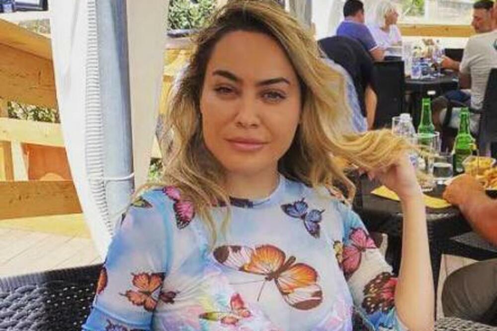 ŽELI DA MU UNIŠTI VEZU: Ne bira način da osvoji fudbalera Napolija, na red je stigla i provokativna poruka! (FOTO)