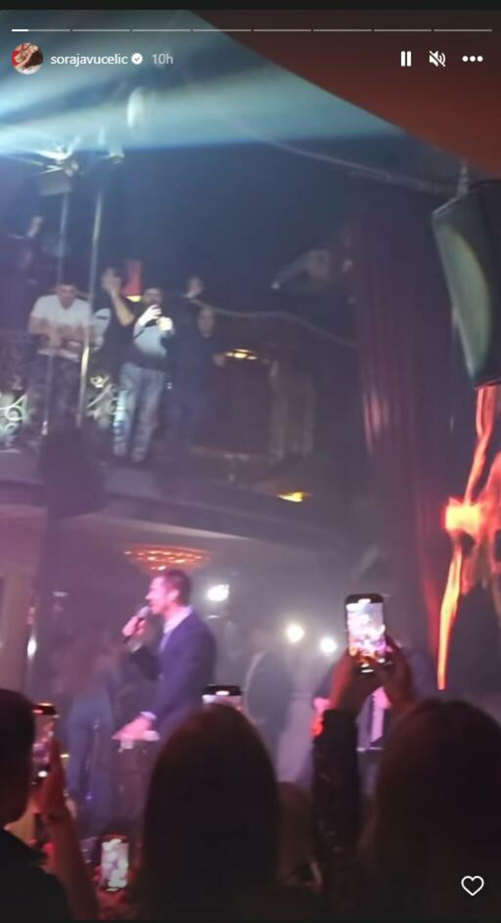 Vučelićeva je sve vreme objavljivala storije iz provoda, te je snimala pevača.