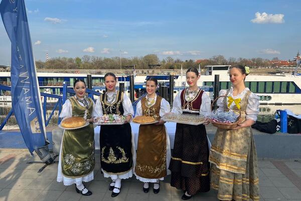 U Novom Sadu dočekan prvi rečni kruzer u 2023. godini! (FOTO)