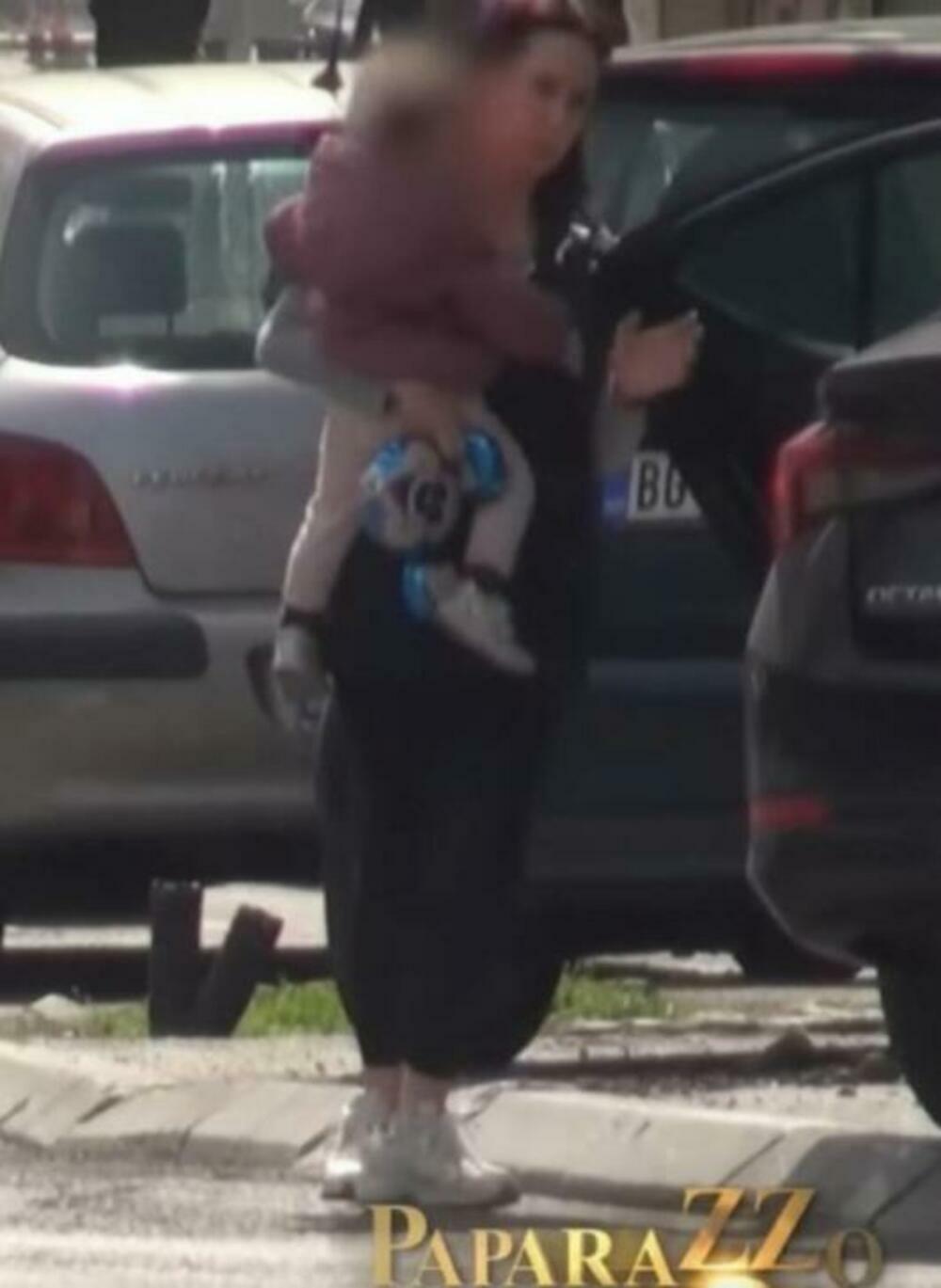 Nikolija Jovanović sa ćerkicom