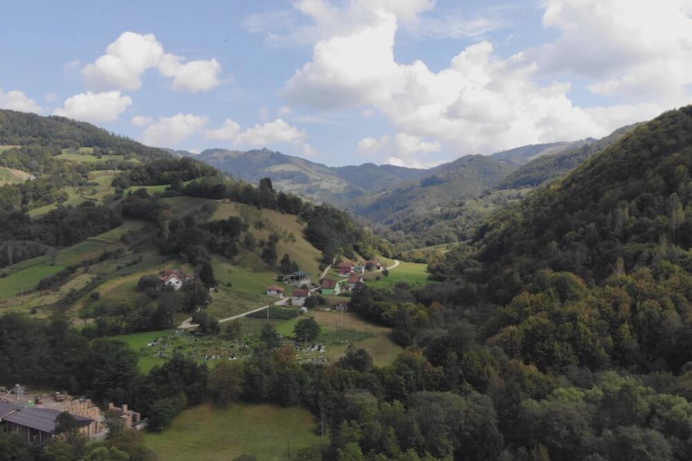 "PRVA RAKETA JE PALA I SVE SRAVNILA" Meštani ivanjičkog sela i dalje u strahu OD KASETNIH BOMBI NA NJIVAMA