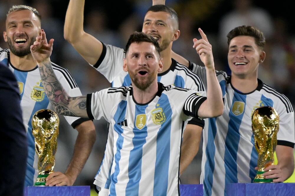 NAJLUĐE SCENE U ISTORIJI FUDBALA: Argentinci pozdravili ŠAMPIONE, Mesi i drugari nisu mogli da KONTROLIŠU EMOCIJE