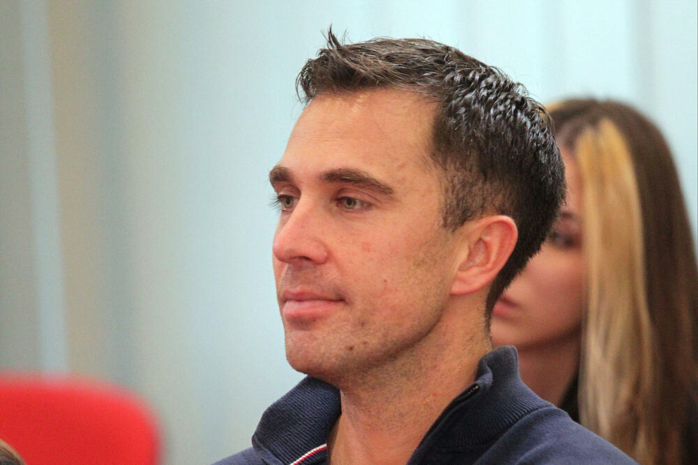 SRPKINJE OBOŽAVAJU VODITELJA RTS-A, A TEK KAD ČUJU ŠTA MU SE DEŠAVA SA ZARADOM: Espreso došao do INFORMACIJA