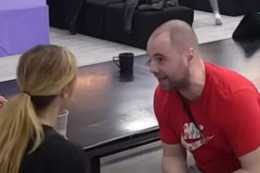 ŠOK SNIMAK ZVEZDANA SLAVNIĆA ISPLIVAO U JAVNOST: Nikad viđeno, ljudi u neverici šta on to radi (VIDEO)