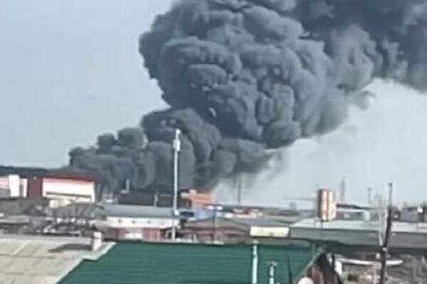 POŽAR U RUSIJI: Vatrena stihija zahvatila 4.000 kvadratnih metara, širi se ka skladištu u kom je zapaljiva tečnost?