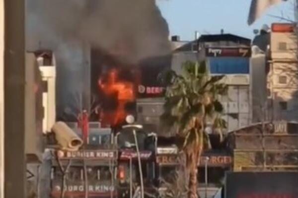 POJAVIO SE SNIMAK VELIKOG POŽARA U ISTANBULU: Vatra progutala ceo HOTEL, najmanje dvoje ljudi POGINULO (VIDEO)