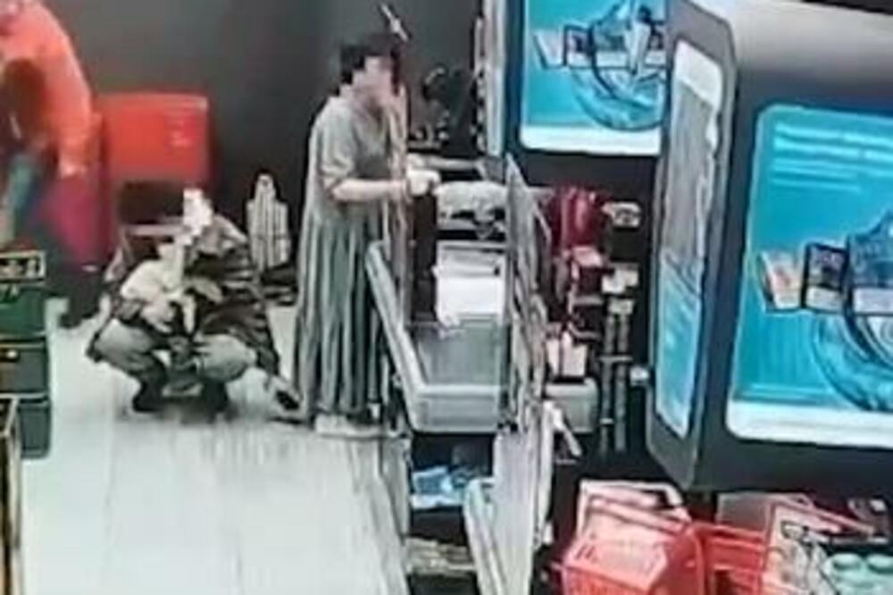 MANIJAK PRATI ŽENE I SNIMA IH ISPOD SUKNJE! Jeziv snimak iz prodavnice u Resniku ZGROZIO SVE! (VIDEO)