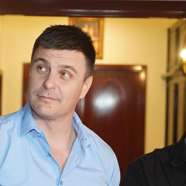 Brat Vuka Kostića oženjen je ovom našom bombetinom: I ona je glumica, svi je znate (FOTO)