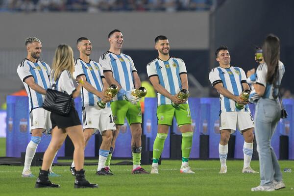 PROSTAK OSTAJE PROSTAK: Ali sad su se golmanu Argentine pridružili saigrači, pa i NJIHOVE ŽENE!
