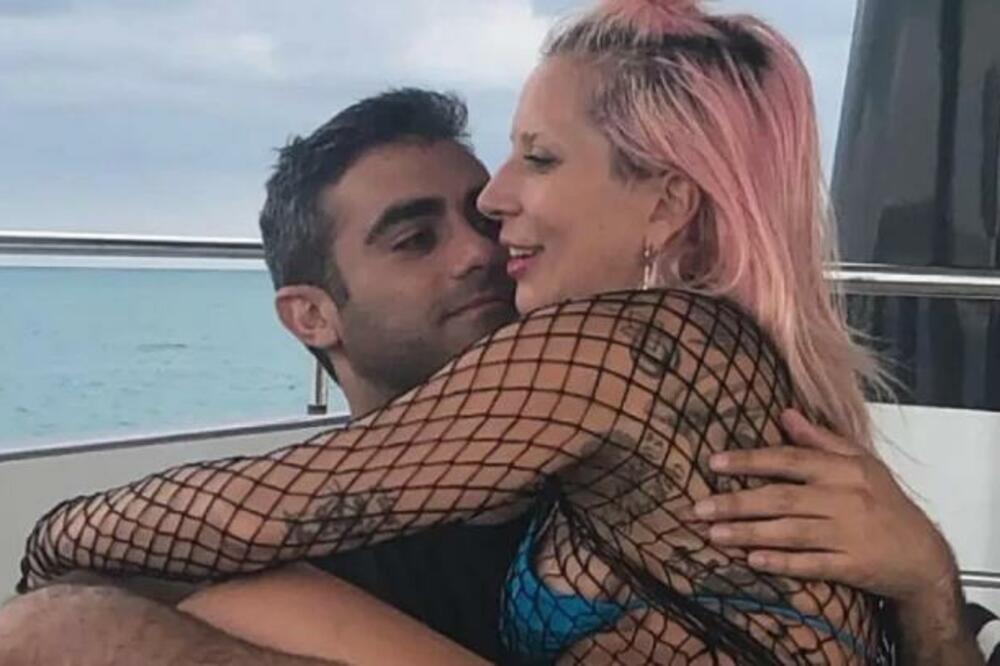 NAKON DVE GODINE LJUBAVI PONOVO SAMA: Pevačica želela BRAK i DECU, a onda se desio KRAH