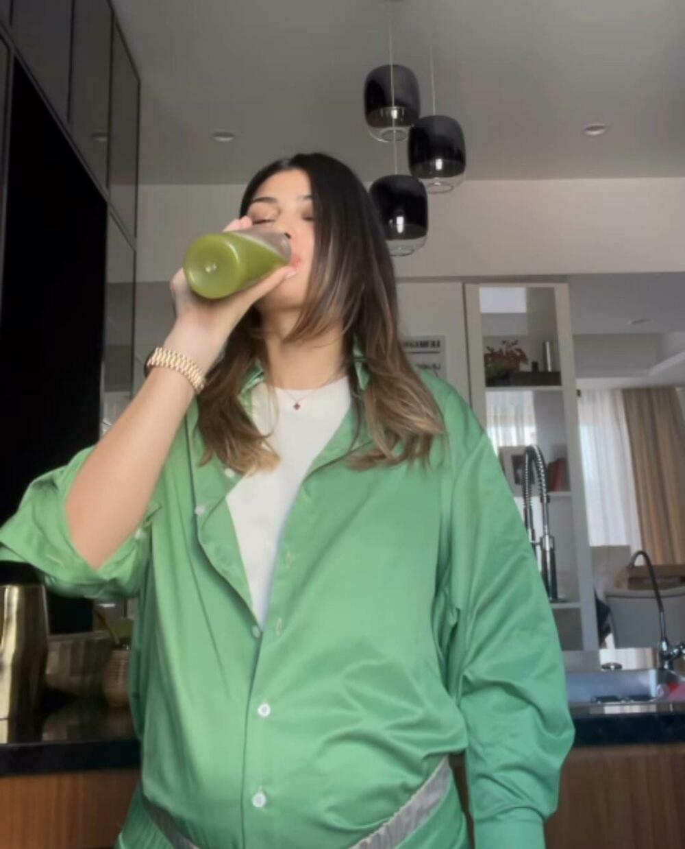 Objavila je fotografije na kojima se vidi njen trudnički stomak koji je sada već ogroman