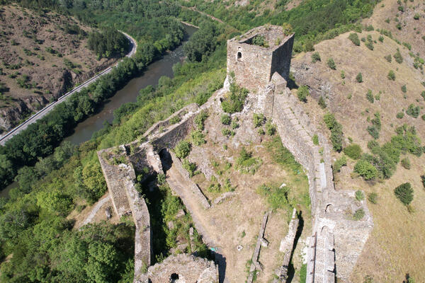 VELIČANSTVENA TVRĐAVA U DOLINI JORGOVANA KONAČNO DOBIJA PRILAZNI PUT: Srpsko mesto uporno odoleva vekovima (FOTO)