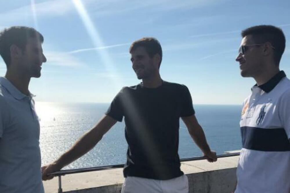 I TREĆA SNAJKA ĐOKOVIĆA STIGLA U BEOGRAD: Prelepa Brazilka se krije od očiju javnosti! (FOTO)