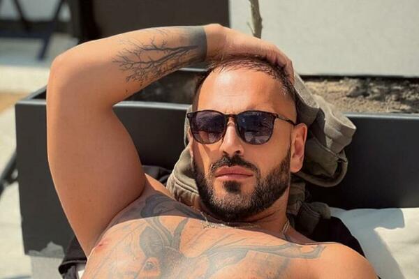 SPRKINJE POLUDELE ZA NAJVRELIJIM KUVAROM IZ BEOGRADA: Pogledom obara sa nogu, a kuva OVAKO OBUČEN (FOTO)