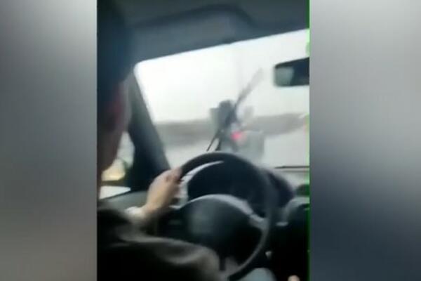 "PIJAN KAO LETVA, BAJO": Biciklista na Konjarniku imao više SREĆE nego PAMETI, za SEKUND izbegao SMRT! (VIDEO)