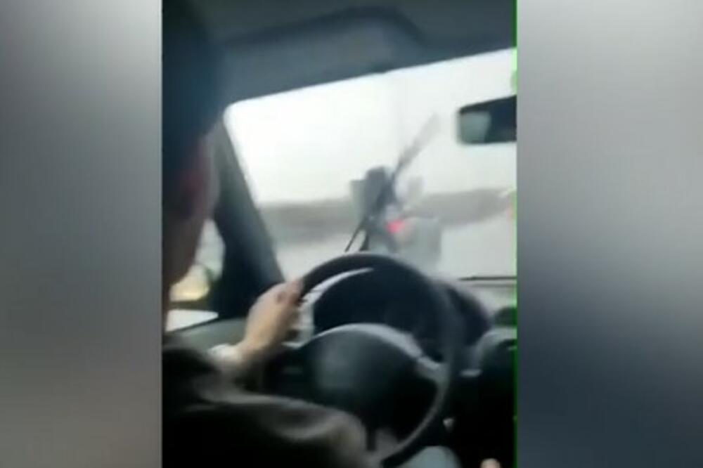 "PIJAN KAO LETVA, BAJO": Biciklista na Konjarniku imao više SREĆE nego PAMETI, za SEKUND izbegao SMRT! (VIDEO)