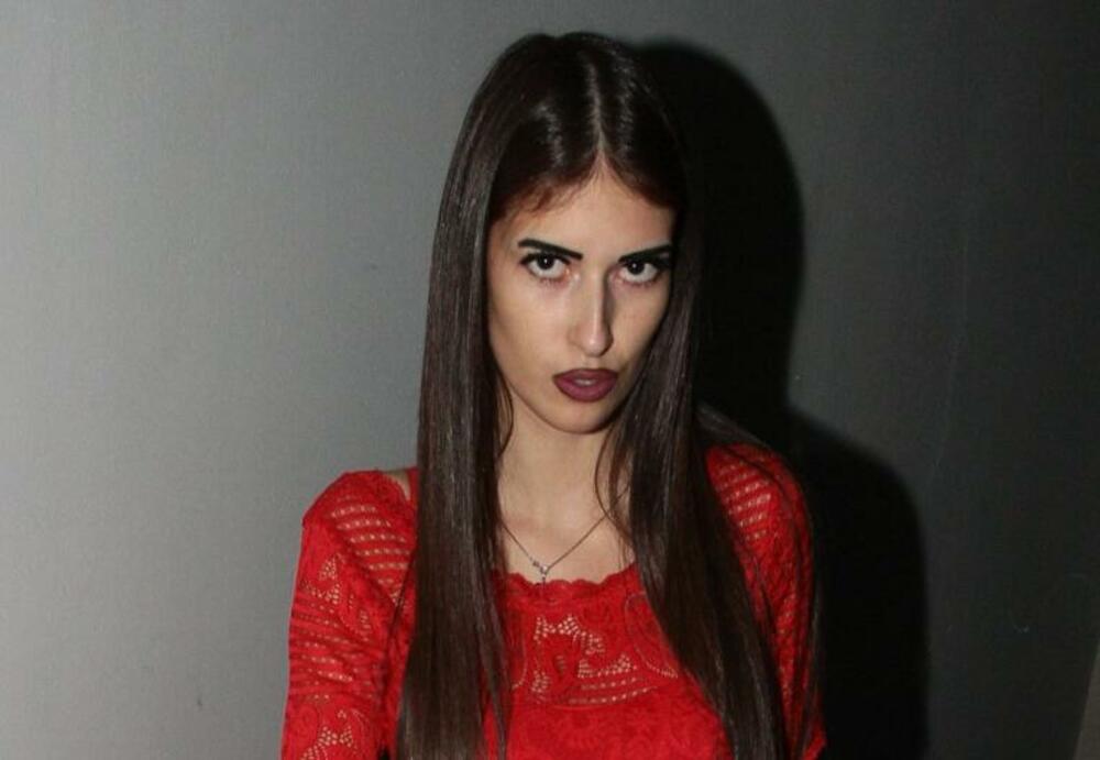 Sandra u golišavom izdanju pere automobil