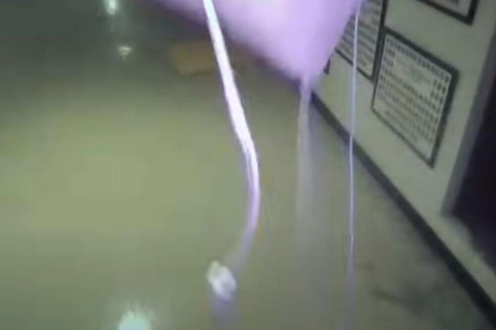 TORNADO U AMERICI NE PRESTAJE: Kamere u školi snimile KIŠU U HODNICIMA, sve LETI unaokolo (VIDEO)