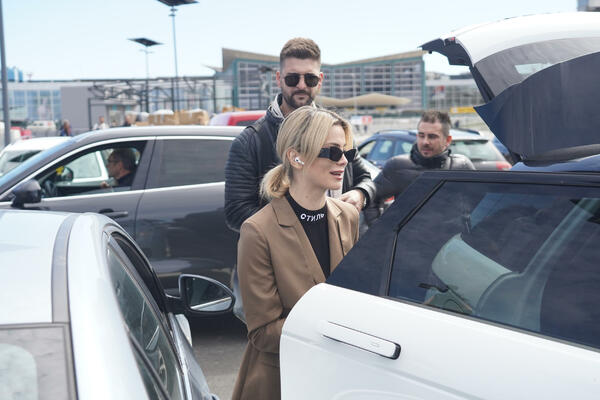 PONOVO UHVAĆENA MILICA PAVLOVIĆ: U ovakvom izdanju je NISMO SKORO VIDELI, a oko nje MUŠKARCI