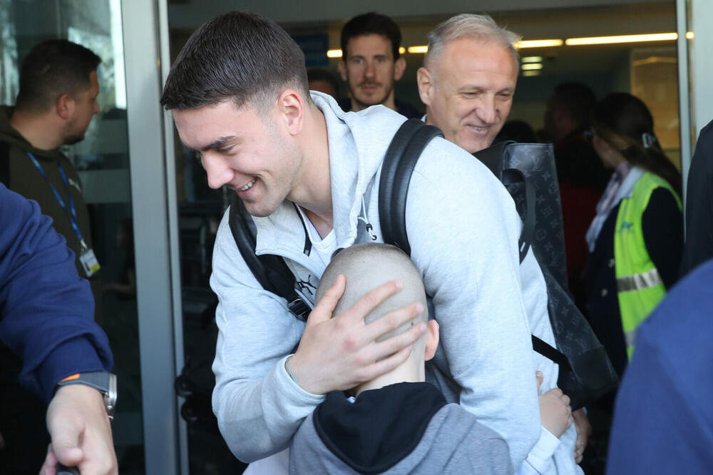 SJAJAN DOČEK U PODGORICI: Vlahović svima izašao u susret, Mitroviću devojčica potrčala u zagrljaj! (VIDEO)