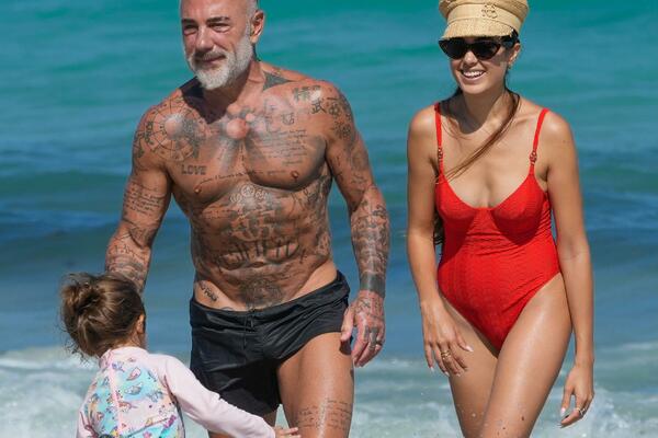 SKINUO SE NAJVRELIJI ČIČA (55): Važio je za NEPOPRAVLJIVOG zavodnika, pazite samo ŠTA RADI na PLAŽI! (FOTO)