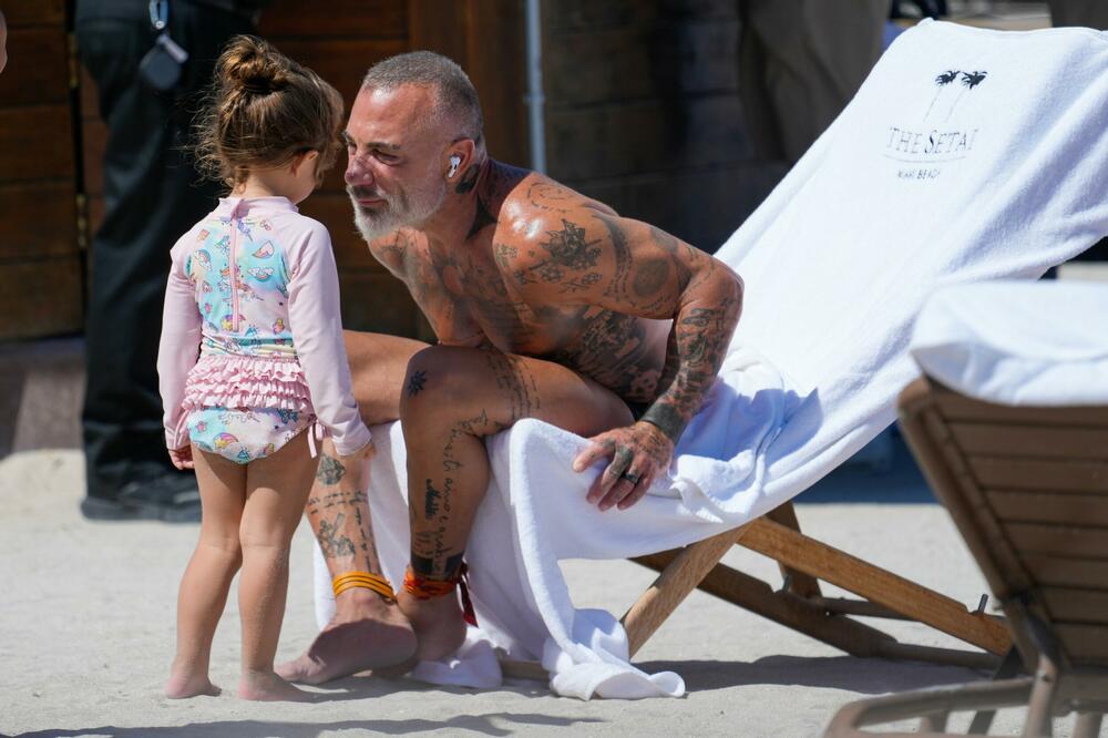 NAJPOŽELJNIJI DEKA NA SVETU SVIMA ČESTITAO BOŽIĆ: Ljudi su ostali u šoku zbog OVIH KADROVA, šta je ovo OBUKAO?