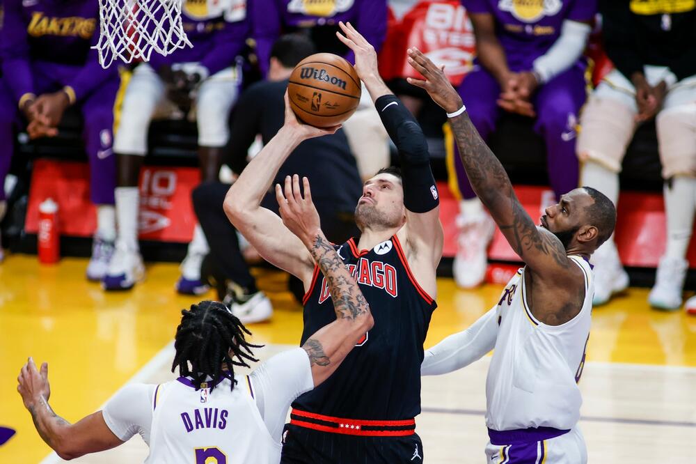 VUČEVIĆ BRUTALNO PSOVAO SUDIJU NA SRPSKOM, PA ISKLJUČEN! Bulsi SRUŠILI Lebrona i Lejkerse - kralj NEMOĆAN (VIDEO)