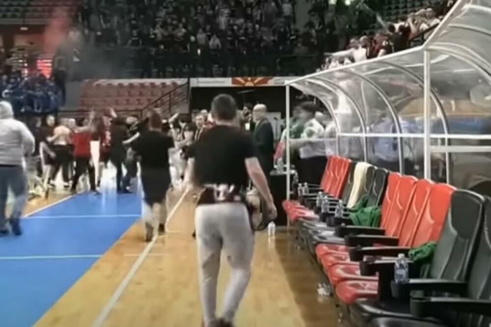 NEZEPAMĆEN HAOS USRED VELIKOG DERBIJA! Huligani uleteli na teren, palili baklje, pa napali rivale! (VIDEO)