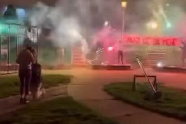 BAKLJE NAVIJAČA OSVETLILE PARK U ŽARKOVU: Razvili i transparent, prosac pao na kolena, video HIT na MREŽAMA!