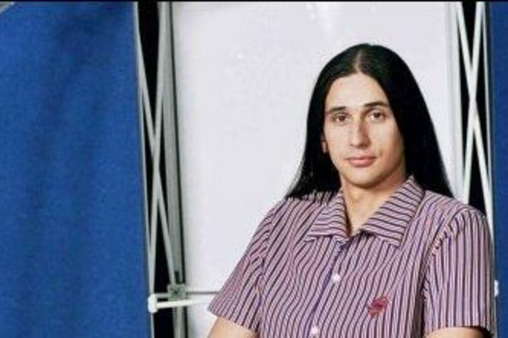 SEĆATE LI SE OVOG ČOVEKA SA SLIKE? Bio je LEGENDA 90-IH, a na njegovu muziku ste svi OTKIDALI NA PODIJUMU (FOTO)