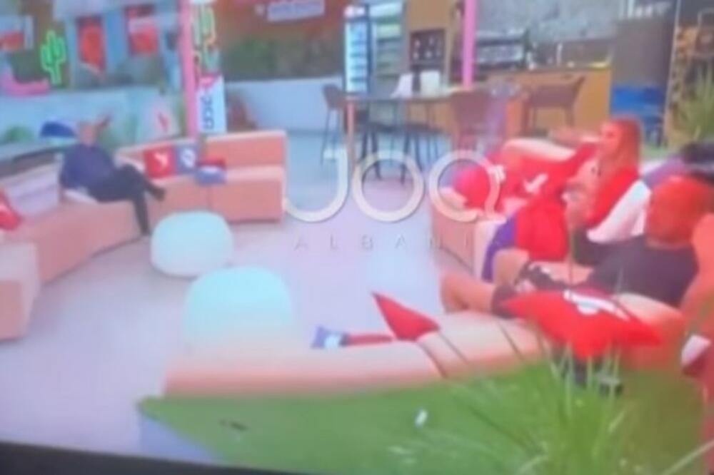 NOVI MOMENTI DRAME: Snimak napada na ALBANSKU televiziju u kojem je STRADALA jedna osoba (VIDEO)