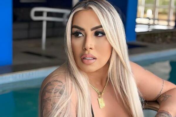 DA LI STE IKAD VIDELI OVOLIKU ZADNJICU? Spucala 47.000 evra da bi je UVEĆALA, jedva STAJE U KADAR (FOTO)