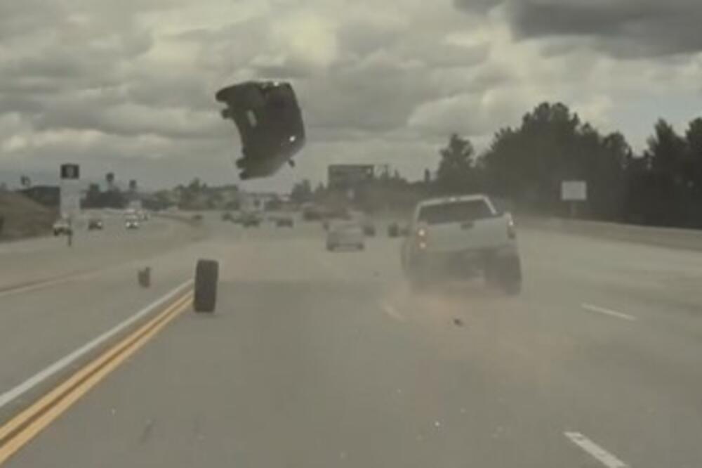 KIA NAPRAVILA SALTO KADA JE OTPALI TOČAK UDARIO U NJU: Ljudi u NEVERICI prisustvovali FILMSKOJ SCENI (VIDEO)