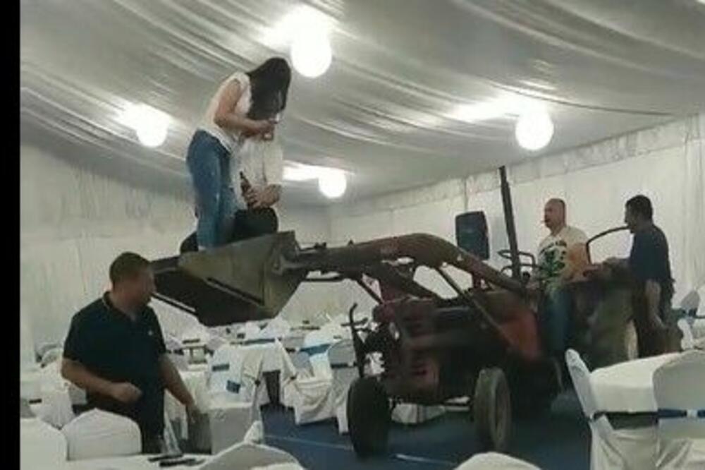 USRED SVADBE SELI NA TRAKTORA, A ONDA... Ovo je NAJLUĐI snimak sa SRPSKOG VESELJA, nema kraja (VIDEO)
