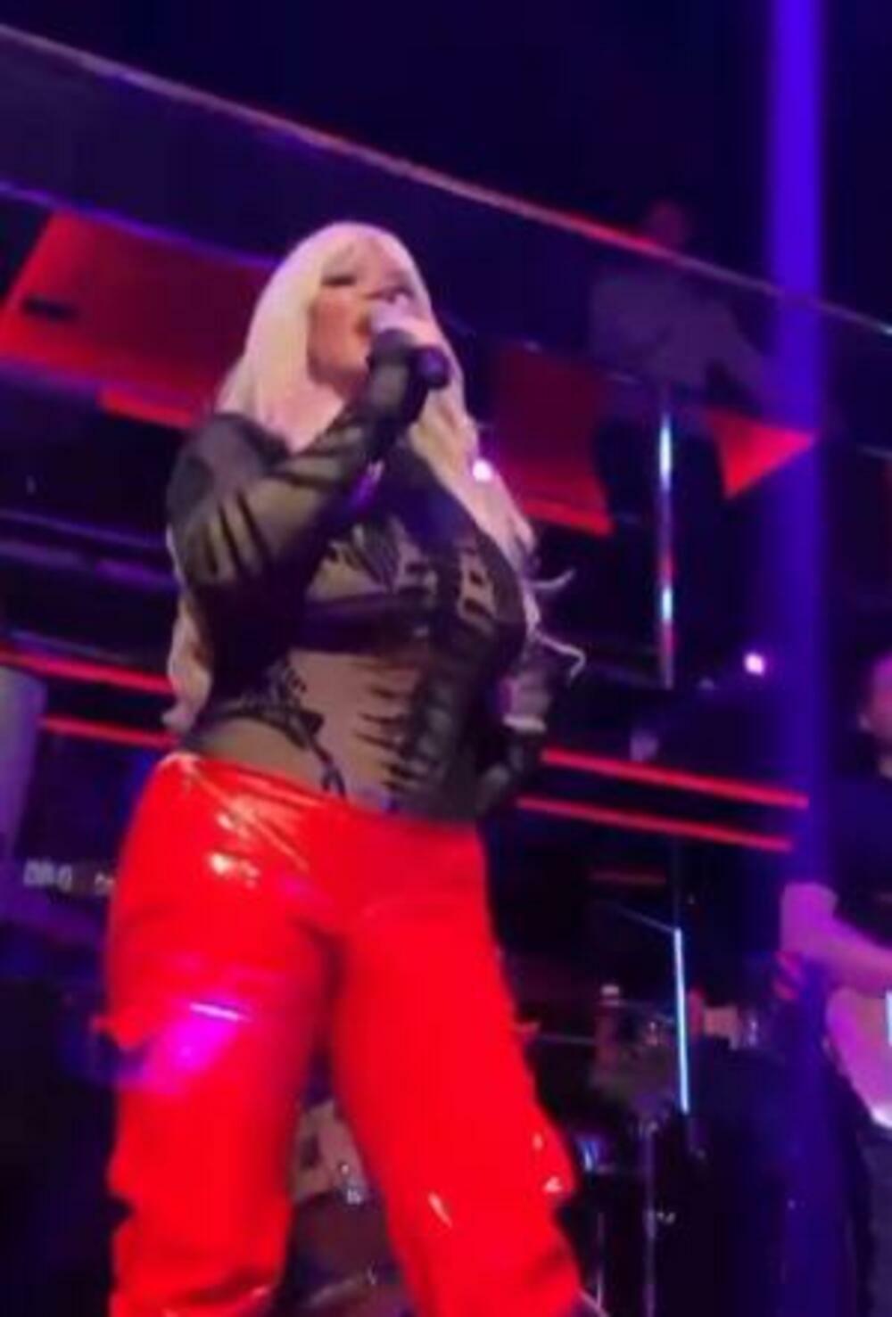 Dara Bubamara na nastupu