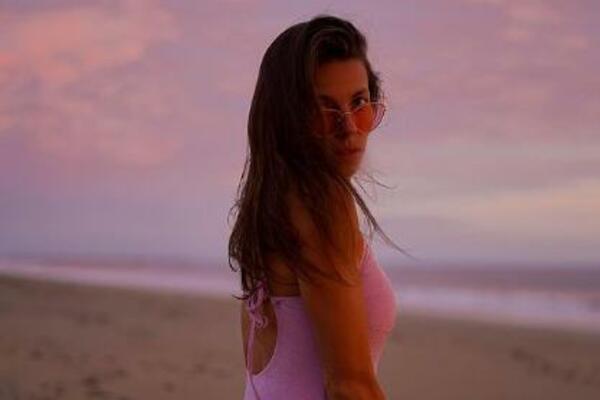 "NAJVRELIJA" RIVALKA IVANE VULETE OPET PROVOCIRA! Dekolte koji tera vodu NA USTA, a tek kada se OKRENE... (FOTO)