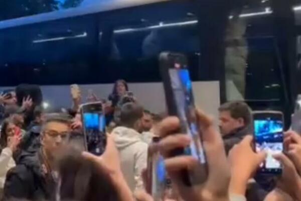ODUŠEVLJENJE ISPRED HOTELA: Reprezentacija Srbije uz veliku podršku krenula na stadion! (VIDEO)