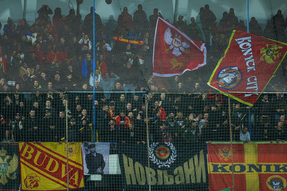 CRNOGORSKI NAVIJAČI GAĐALI SVOG GOLMANA ZBOG "SRPSKIH" RUKAVICA! Poručili mu da je "izdajnik" (VIDEO)